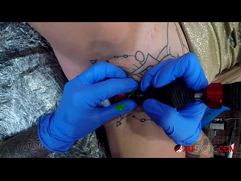 ❤️ Uiters getatoeëerde hottie Sully Savage het 'n tatoeëermerk op haar klitoris gekry Fokvideo op af.tukifporno.ru