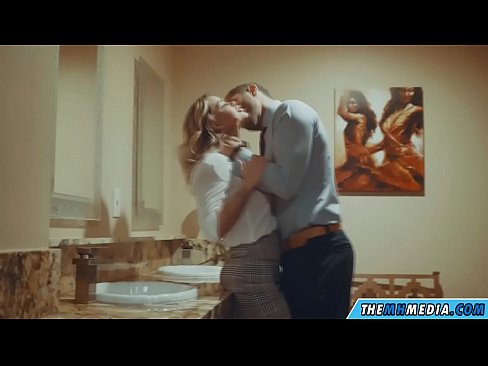 ❤️ Wanneer 'n rondborstige blondine jou in 'n openbare toilet verlei Fokvideo op af.tukifporno.ru